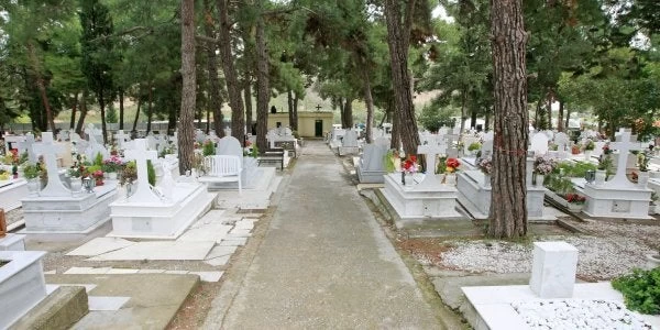 Ναύπλιο: Φρίκη σε νεκροταφείο – Βρήκαν νεκρό έμβρυο εκτός τάφου